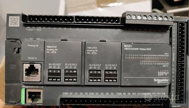 PLC Schneider M221 con moduli I/O aggiuntivi