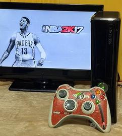 Xbox 360 Slim, controller, cavi e kinect.