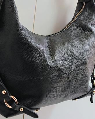 Borsa da donna vera pelle colore nero firmata.