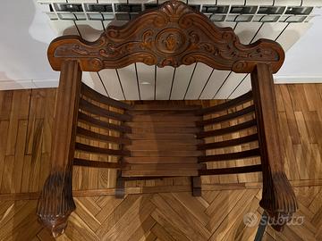 Coppie di sedie Savonarola in legno intagliato