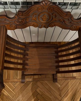 Coppie di sedie Savonarola in legno intagliato