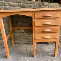 Tavolino con cassetti