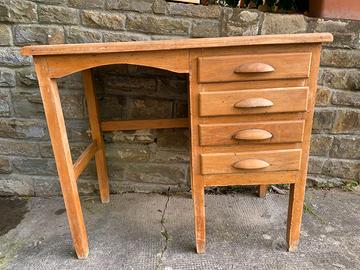 Tavolino con cassetti