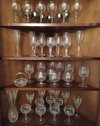 Piatti bicchieri e tazzine