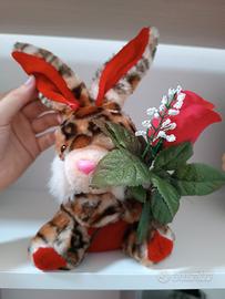 coniglio di peluche con rosa finta 
