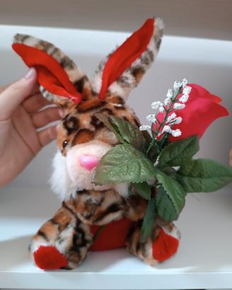 coniglio di peluche con rosa finta 