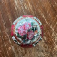 Ovetto in ceramica decorato con fiori