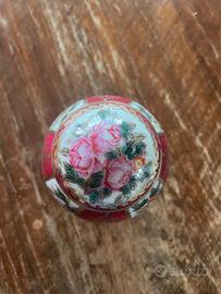 Ovetto in ceramica decorato con fiori