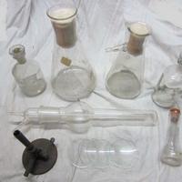 Vetrerie vintage da farmacia laboratorio