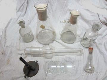Vetrerie vintage da farmacia laboratorio