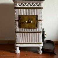 Stufa vintage in maiolica con piedini decorativi