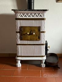 Stufa vintage in maiolica con piedini decorativi