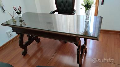 Scrivania in legno con pannello di vetro
