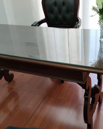 Scrivania in legno con pannello di vetro