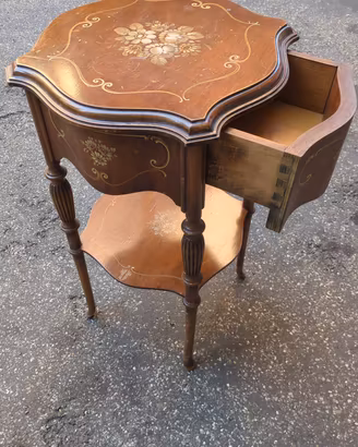 Tavolino classico vintage in legno con decoro 