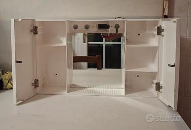 Piccolo pensile da bagno con specchio e ante
