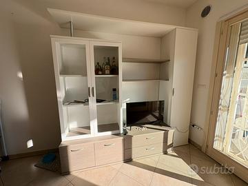 Mobile per sala con vetri e ripiani
