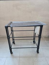 Tavolino con rotelle in vetro