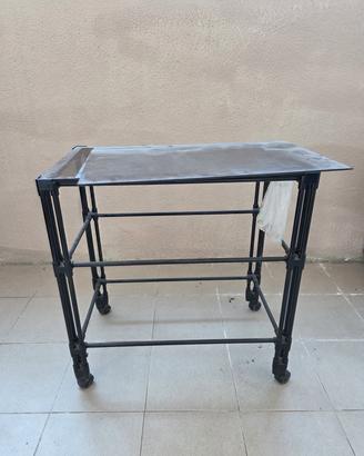 Tavolino con rotelle in vetro