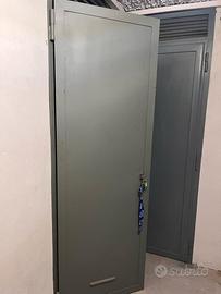 Cantina seminterrato con porta blindata