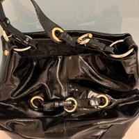 Borsa a tracolla in vernice nera