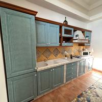 Cucina completa con piano cottura e lavello