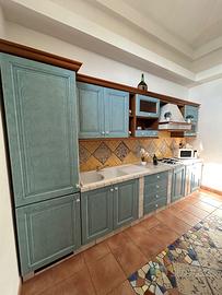 Cucina completa con piano cottura e lavello