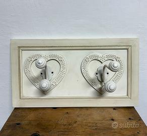 Attaccapanni doppio shabby chic con cuori