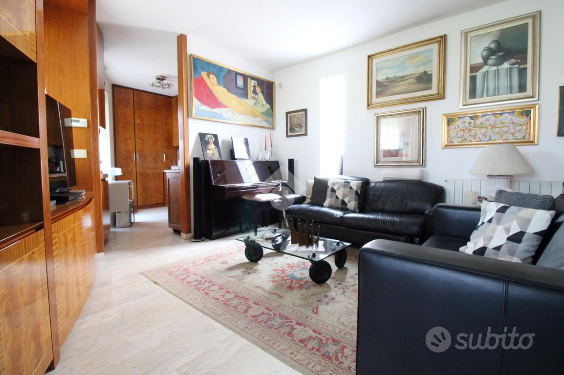 VILLA A SCHIERA D'ANGOLO A PRATO
