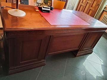 Scrivania Stilema in legno con pelle rossa