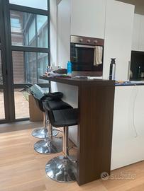 BANCONE CON SGABELLI