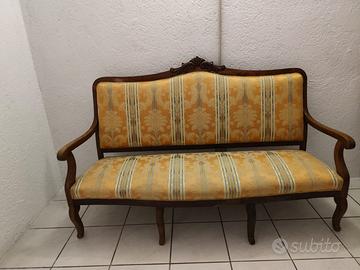 Divano Vintage in legno e tessuto