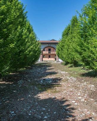 Villa di 2100 m² con più di 5 locali e box auto do