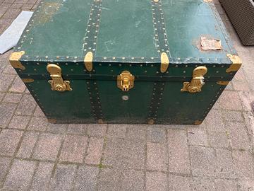 Baule da viaggio della nonna verde vintage