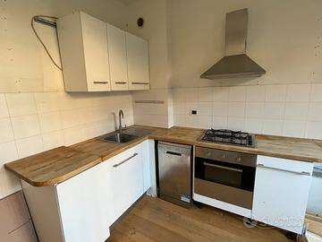 Cucina con elettrodomestici funzionanti