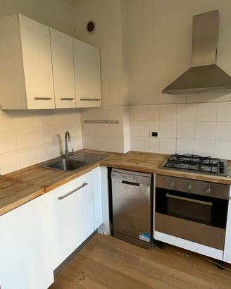 Cucina con elettrodomestici funzionanti