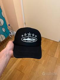Cappello corteiz con visiera