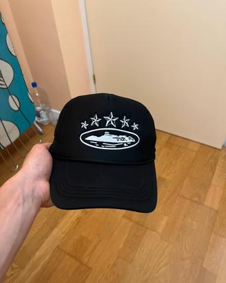 Cappello corteiz con visiera