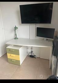 Scrivania moderna con casseetti, di alta mobiliera