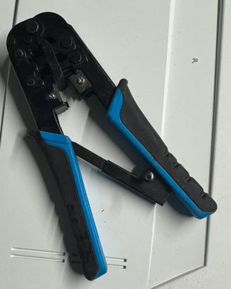 Pinza per connettori RJ45
