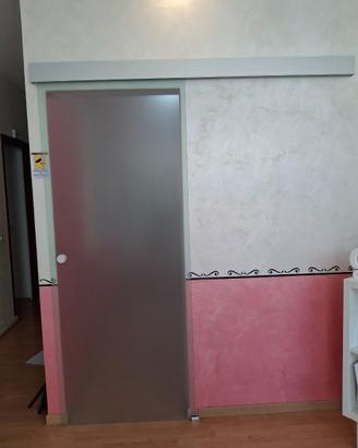 Porta scorrevole in vetro