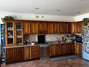 cucina in legno con piano lavoro in granito