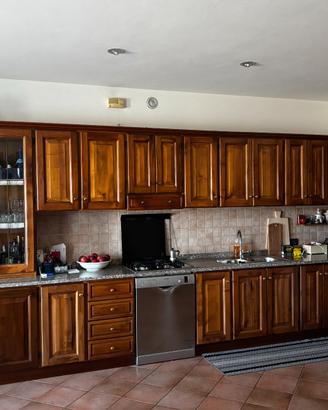 cucina in legno con piano lavoro in granito