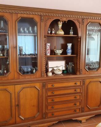 Sala da pranzo classico (tavolo,6 sedie e vetrina)