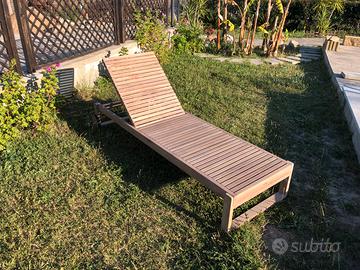 Lettino da giardino in legno con ruote