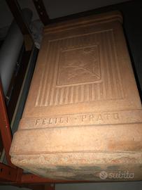 Stufa decorata e marchiata in terracotta a legna