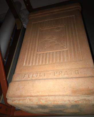 Stufa decorata e marchiata in terracotta a legna