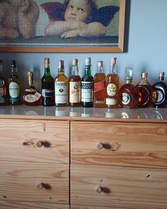 19 bottiglie integre liquori vari