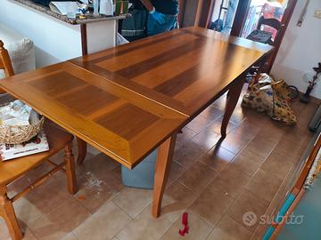 tavolo in legno massiccio allungabile
