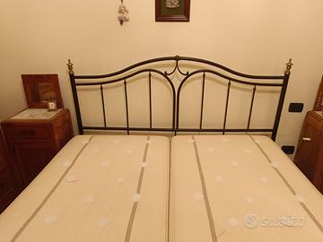 Elegante letto matrimoniale in ferro 